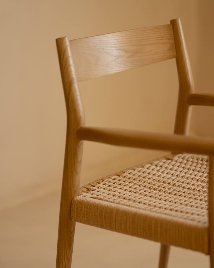 Silla de madera de olmo y asiento trenzado de cuerda en tono natural de 78x54cm