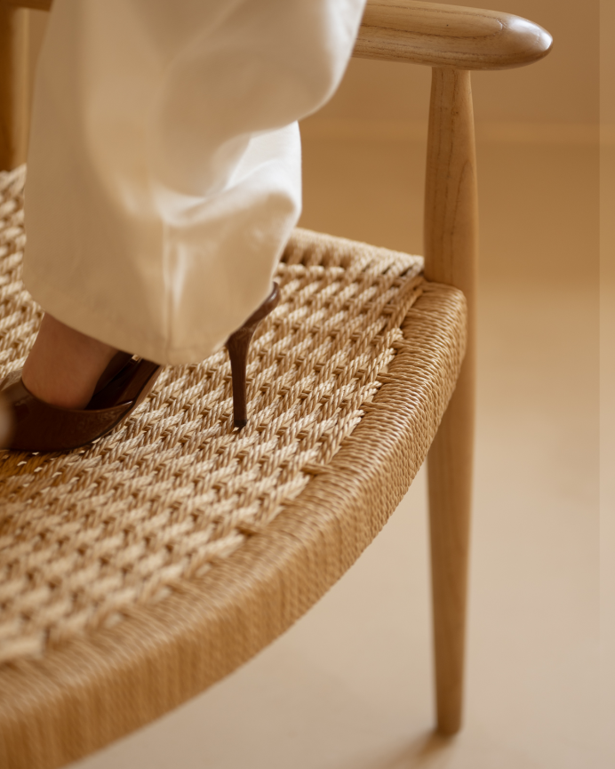 Silla de madera de olmo y asiento trenzado de cuerda en tono natural de 78x54cm