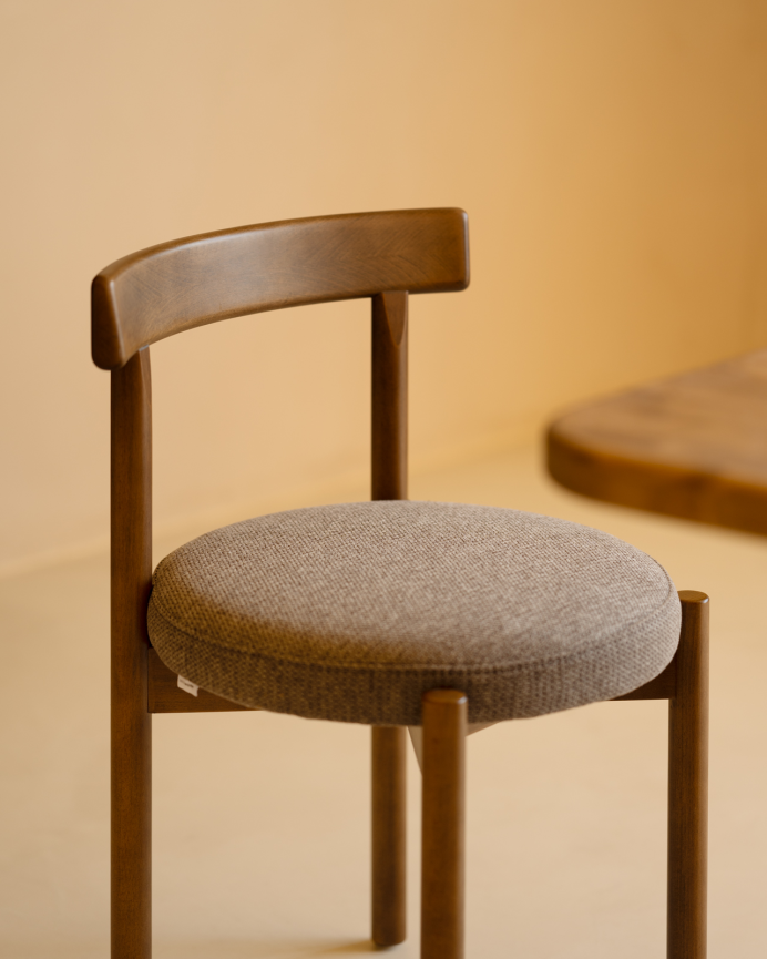 Silla de madera de haya con asiento tapizado color marrón de 75x38cm