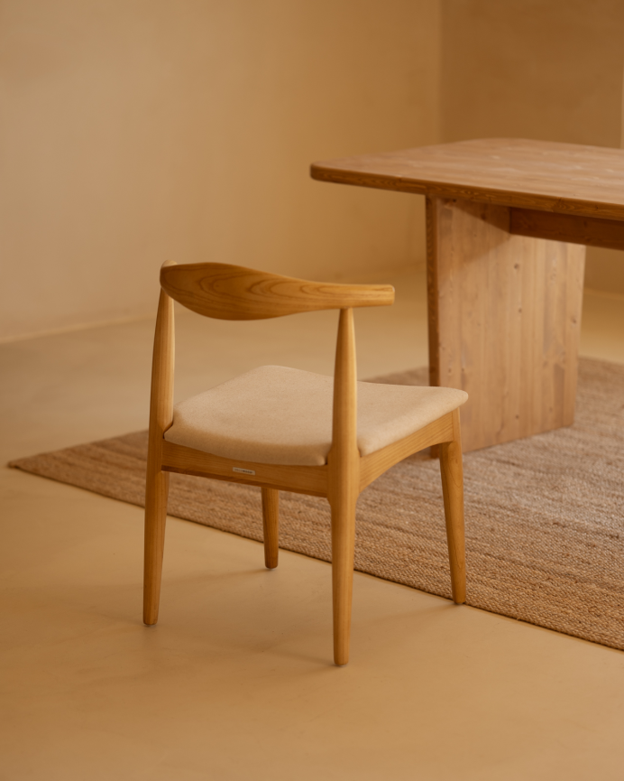Silla de madera de olmo en tono natural y asiento tapizado color beige de 79x49cm