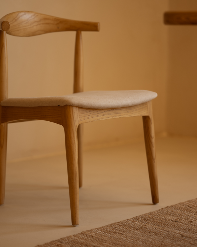Silla de madera de olmo en tono natural y asiento tapizado color beige de 79x49cm