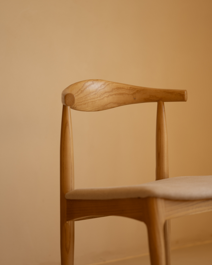 Silla de madera de olmo en tono natural y asiento tapizado color beige de 79x49cm