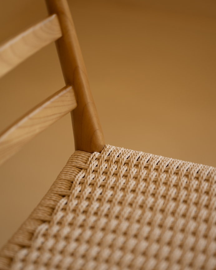 Silla de madera de olmo y asiento trenzado de cuerda en tono blanco de 80x47cm