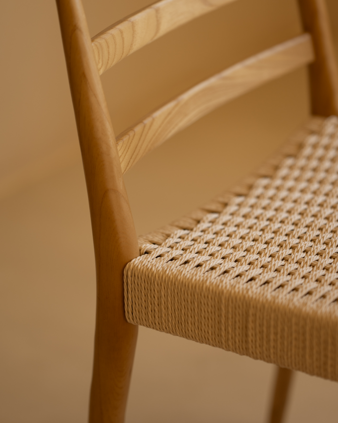 Silla de madera de olmo y asiento trenzado de cuerda en tono blanco de 80x47cm