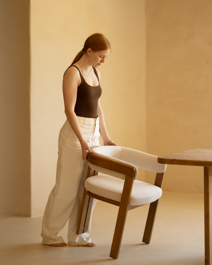 Silla de madera de haya tapizada en color blanco de 77x42cm
