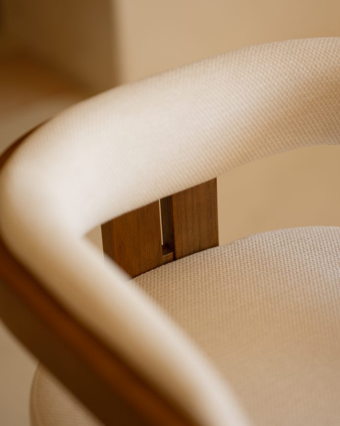 Silla de madera de haya tapizada en color blanco de 77x42cm