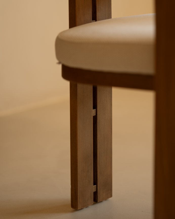 Silla de madera de haya tapizada en color blanco de 77x42cm