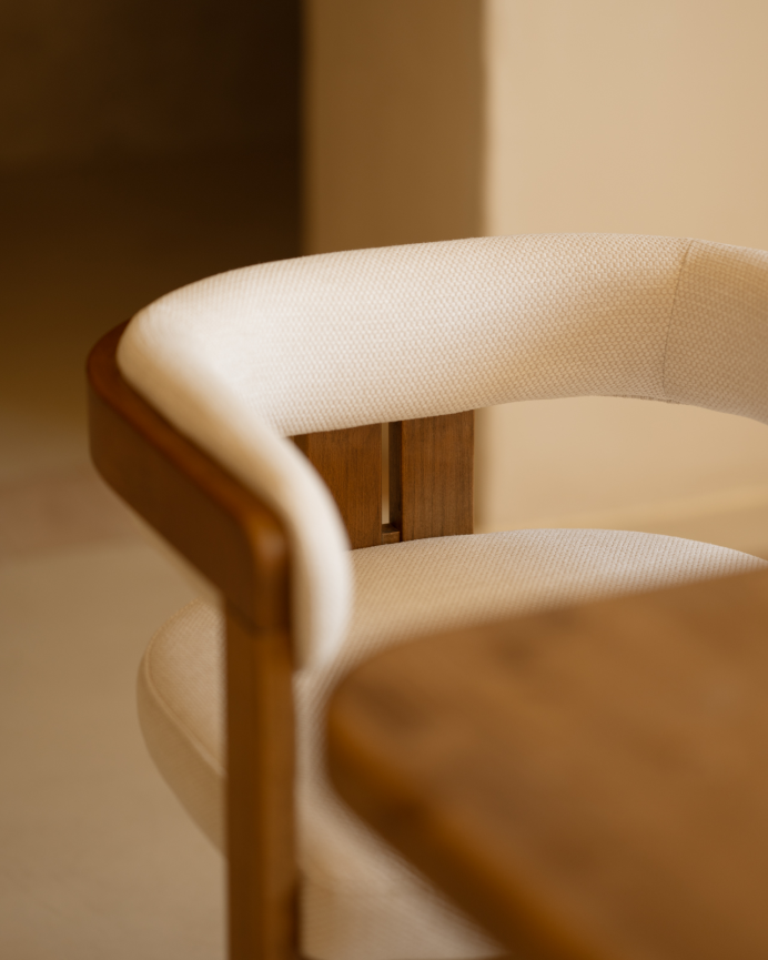 Silla de madera de haya tapizada en color blanco de 77x42cm