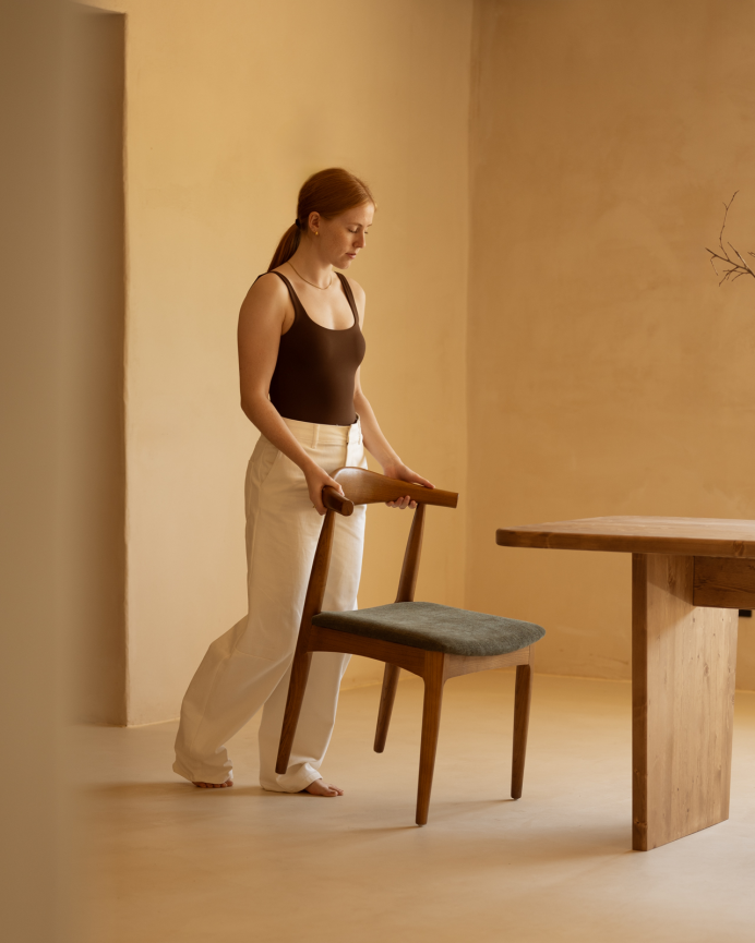 Silla de madera de olmo en tono roble oscuro y asiento tapizado color verde de 79x49cm