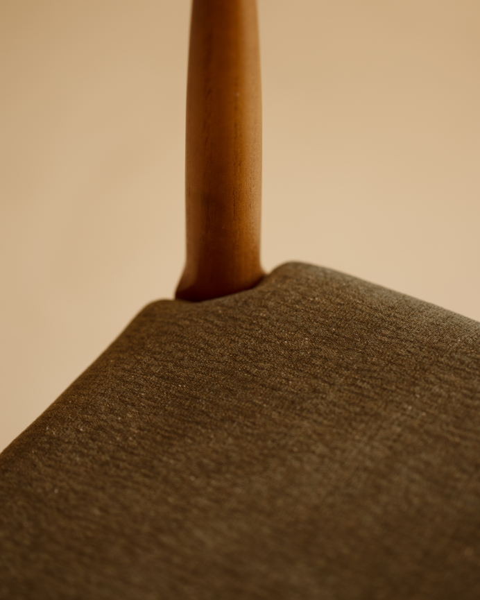 Silla de madera de olmo en tono roble oscuro y asiento tapizado color verde de 79x49cm