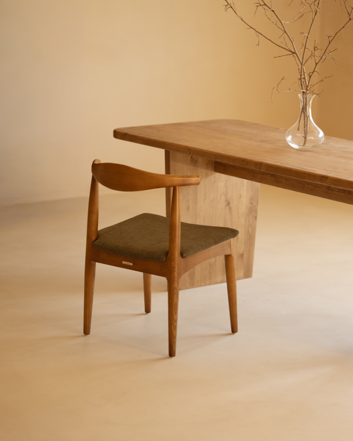 Silla de madera de olmo en tono roble oscuro y asiento tapizado color verde de 79x49cm