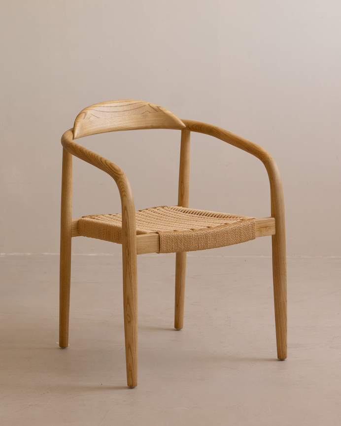 Silla de madera de olmo y asiento trenzado de cuerda en tono natural de 78x58cm