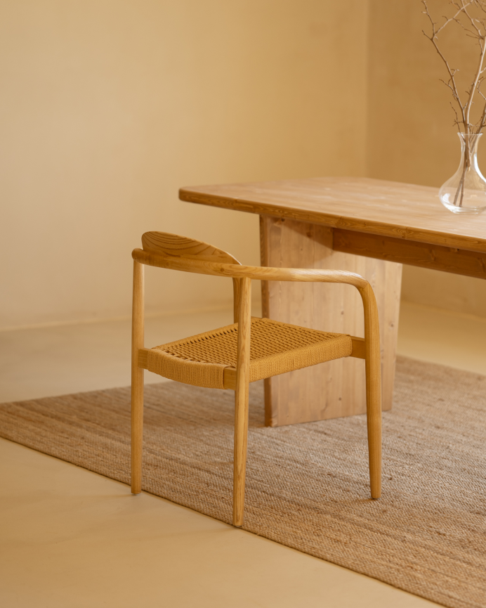Silla de madera de olmo y asiento trenzado de cuerda en tono natural de 78x58cm