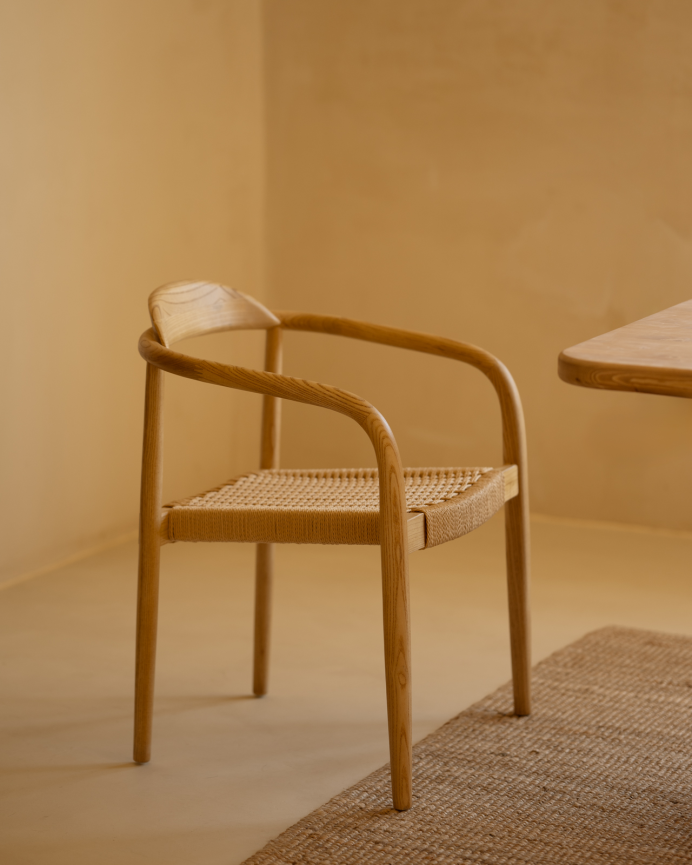 Silla de madera de olmo y asiento trenzado de cuerda en tono natural de 78x58cm
