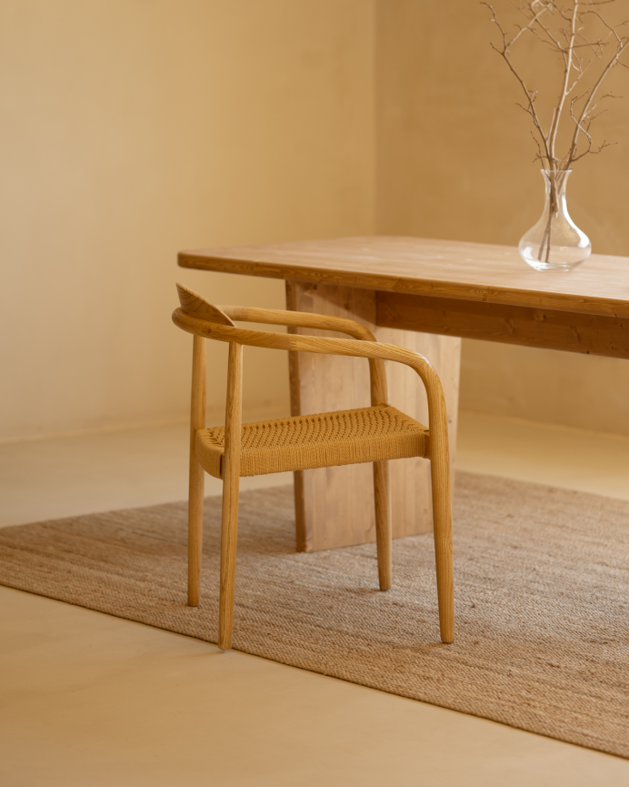 Silla de madera de olmo y asiento trenzado de cuerda en tono natural de 78x58cm