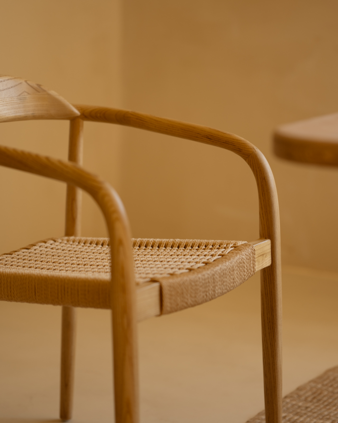 Silla de madera de olmo y asiento trenzado de cuerda en tono natural de 78x58cm