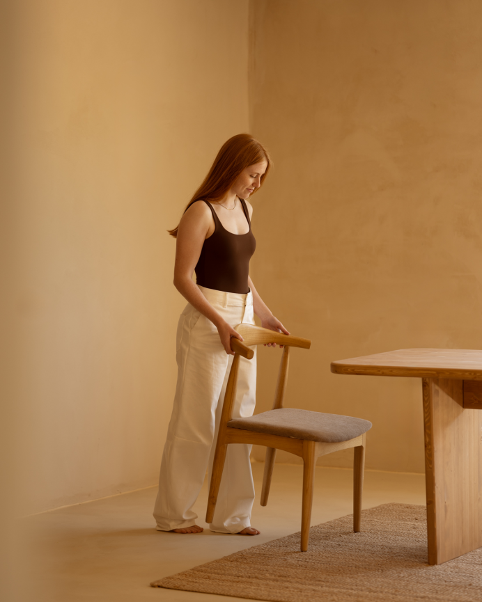 Silla de madera de olmo en tono natural y asiento tapizado color gris de 79x49cm