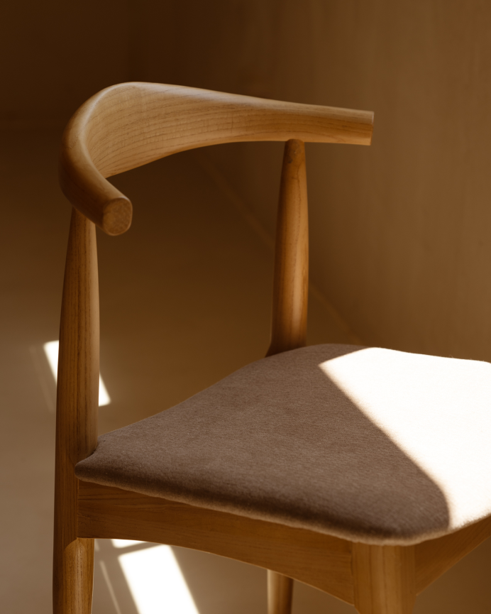 Silla de madera de olmo en tono natural y asiento tapizado color gris de 79x49cm