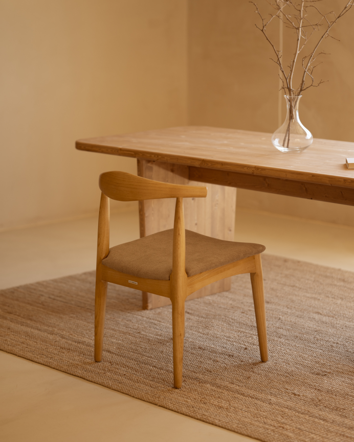 Silla de madera de olmo en tono natural y asiento tapizado color gris de 79x49cm