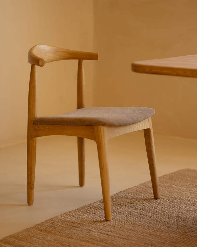 Silla de madera de olmo en tono natural y asiento tapizado color gris de 79x49cm