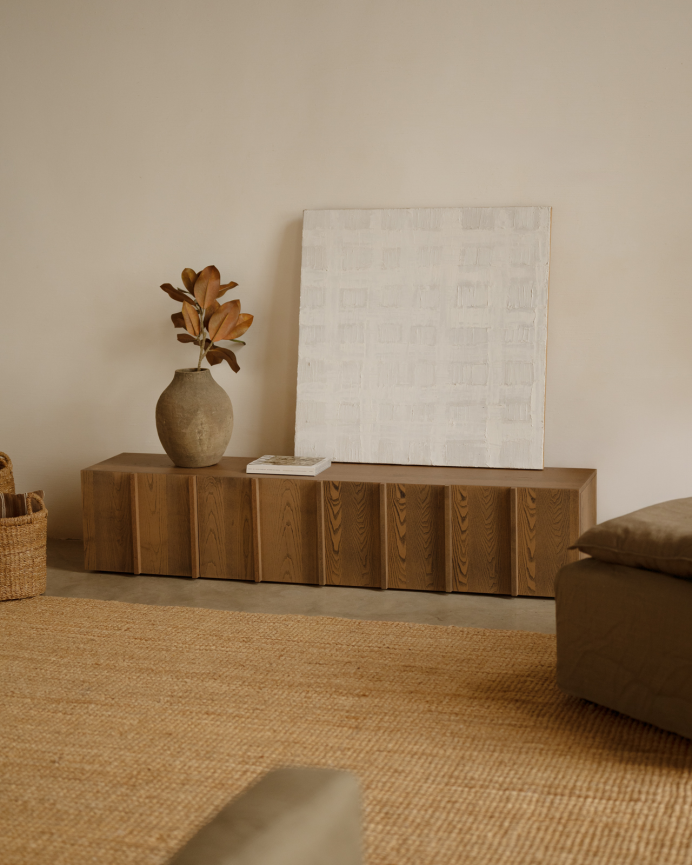 Mueble TV de chapa de fresno natural con listones en tono avellana en varias medidas