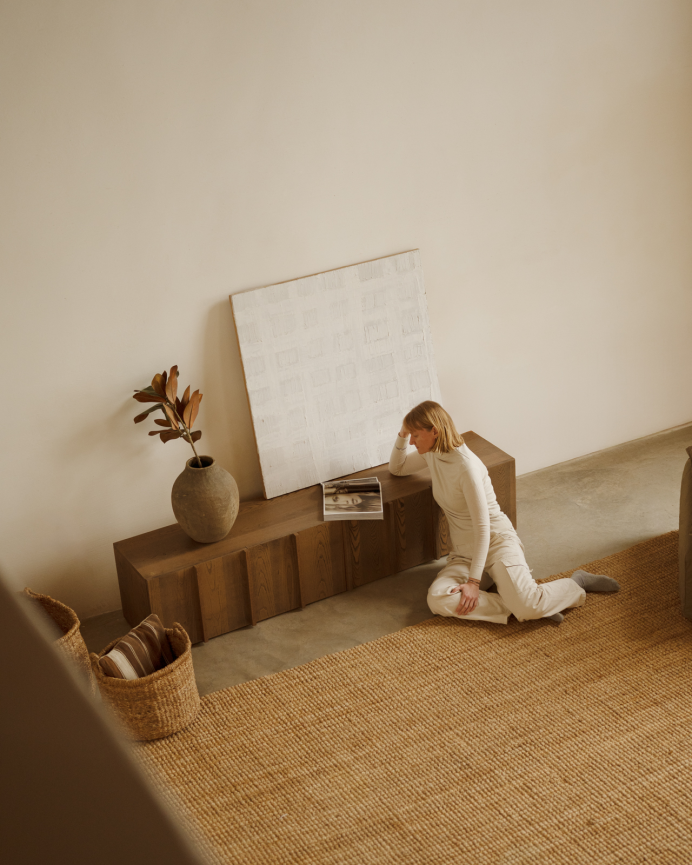 Mueble TV de chapa de fresno natural con listones en tono avellana en varias medidas