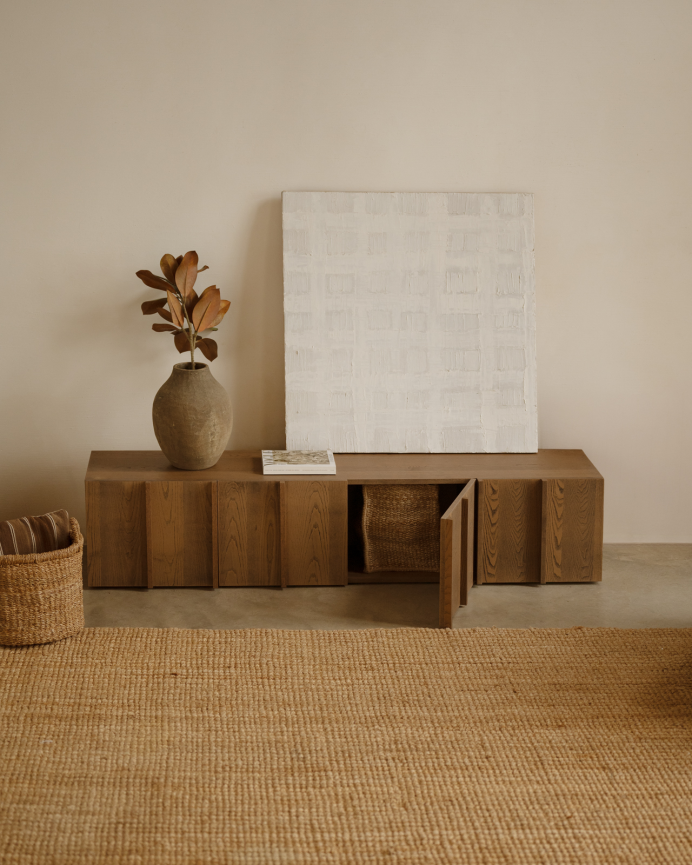 Mueble TV de chapa de fresno natural con listones en tono avellana en varias medidas