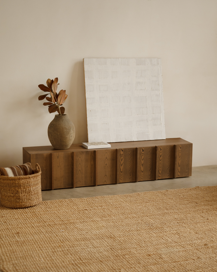 Mueble TV de chapa de fresno natural con listones en tono avellana en varias medidas