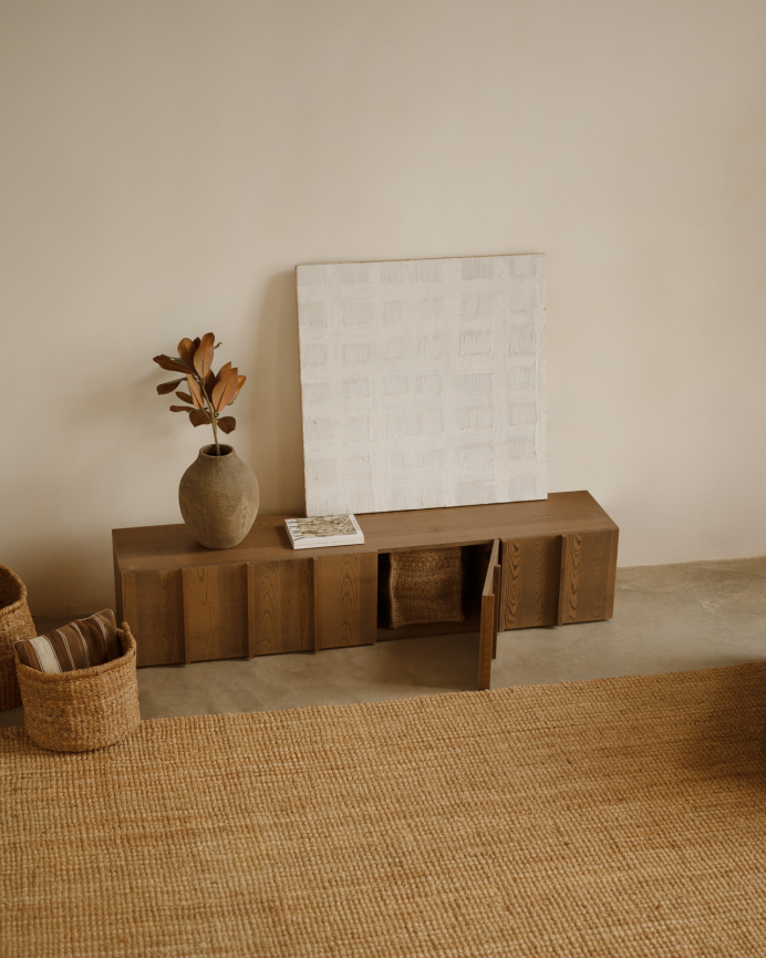 Mueble TV de chapa de fresno natural con listones en tono avellana en varias medidas