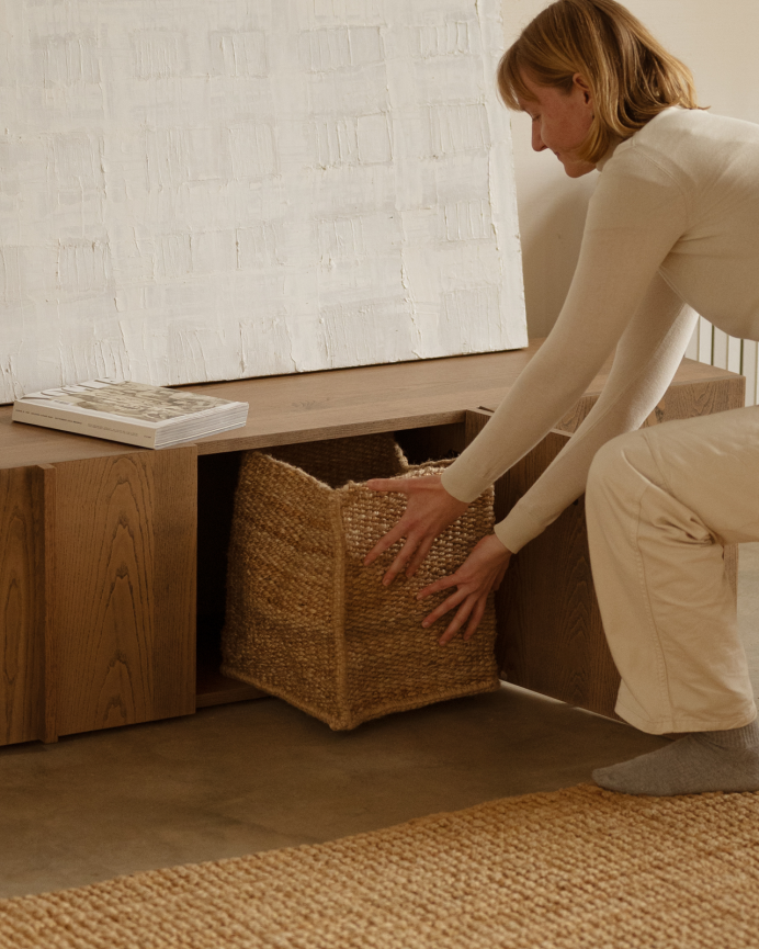 Mueble TV de chapa de fresno natural con listones en tono avellana en varias medidas