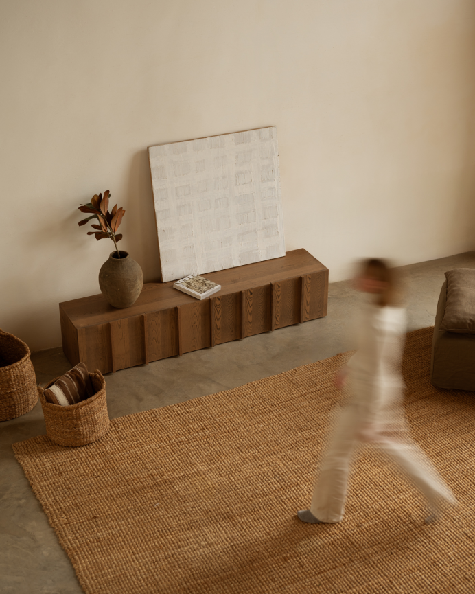 Mueble TV de chapa de fresno natural con listones en tono avellana en varias medidas