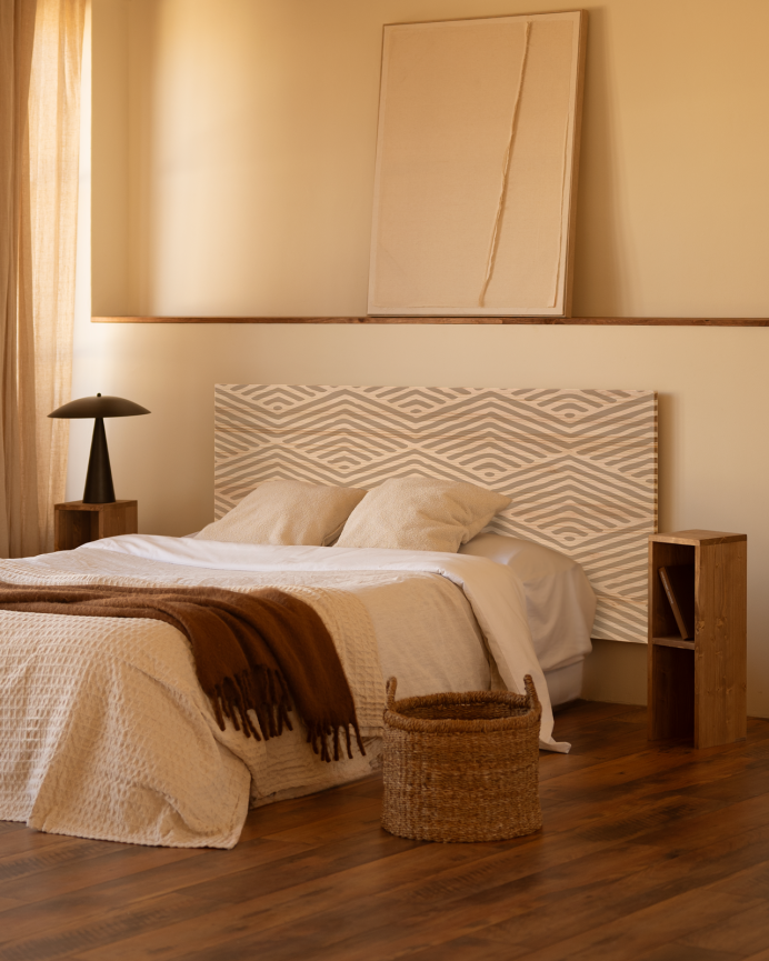 Cabecero de madera maciza estampado motivo Pirámides Il en tono natural de varias medidas 
