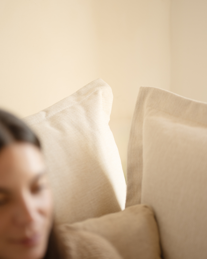 Sofá con chaise longue derecho tono blanco roto de varias medidas