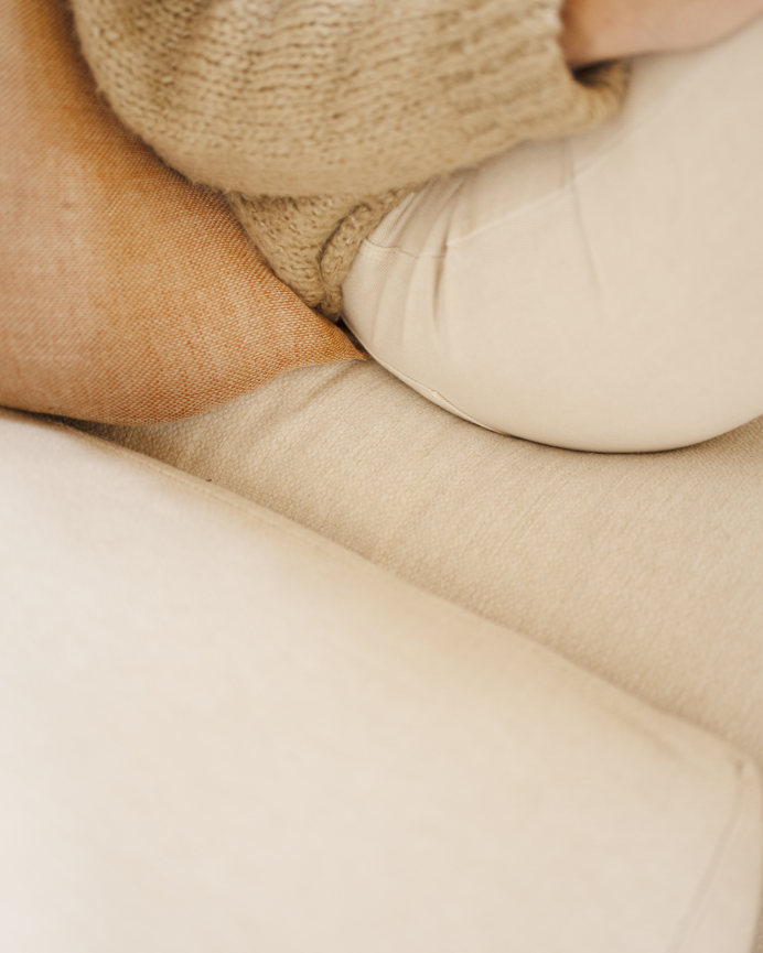 Sofá con chaise longue derecho tono blanco roto de varias medidas