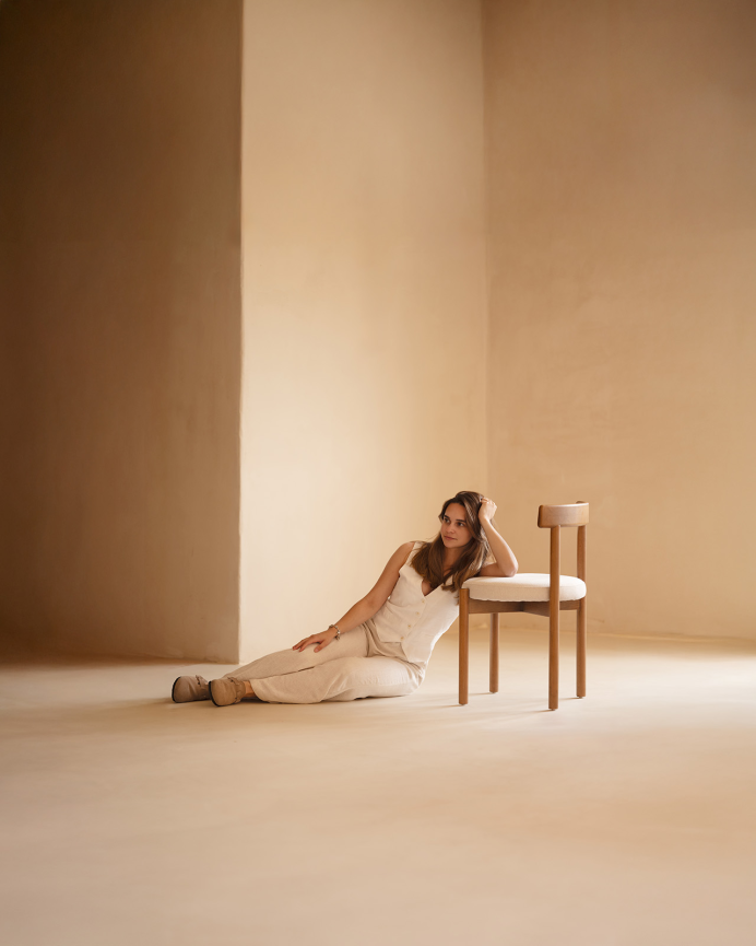 Silla de madera de haya con asiento tapizado color blanco de 75x38cm