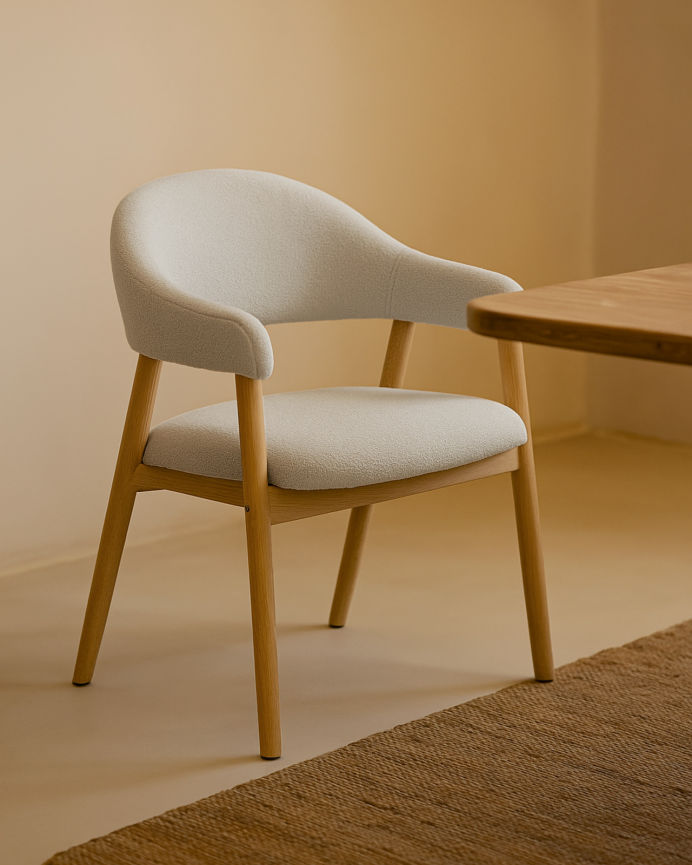 Silla de tela en tono blanco de 81x55cm
