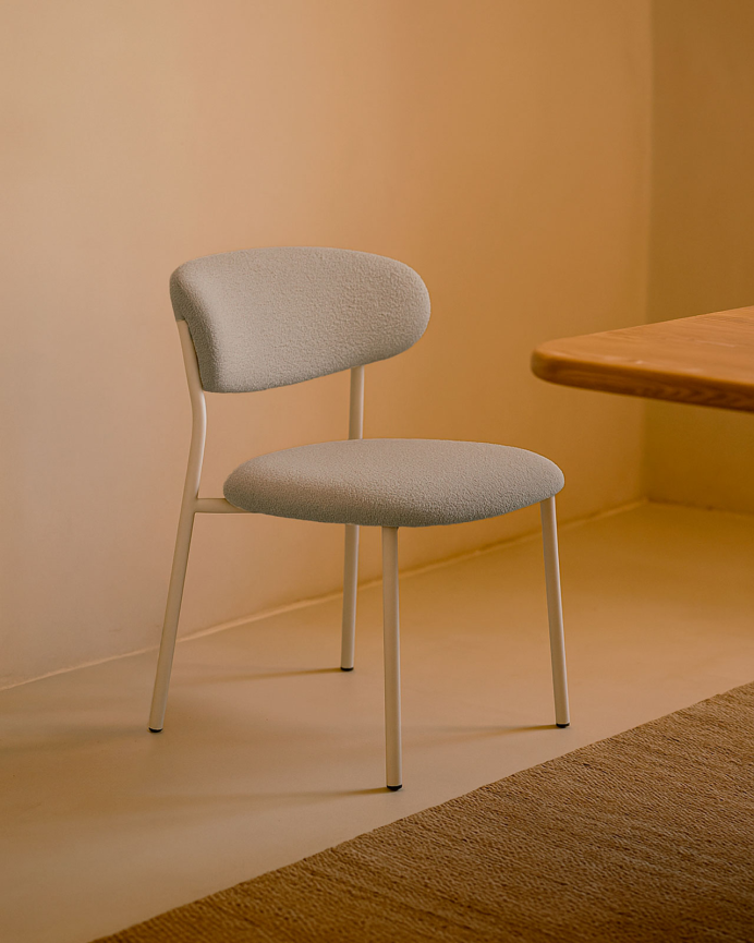 Silla de tela en tono gris de 80x55cm