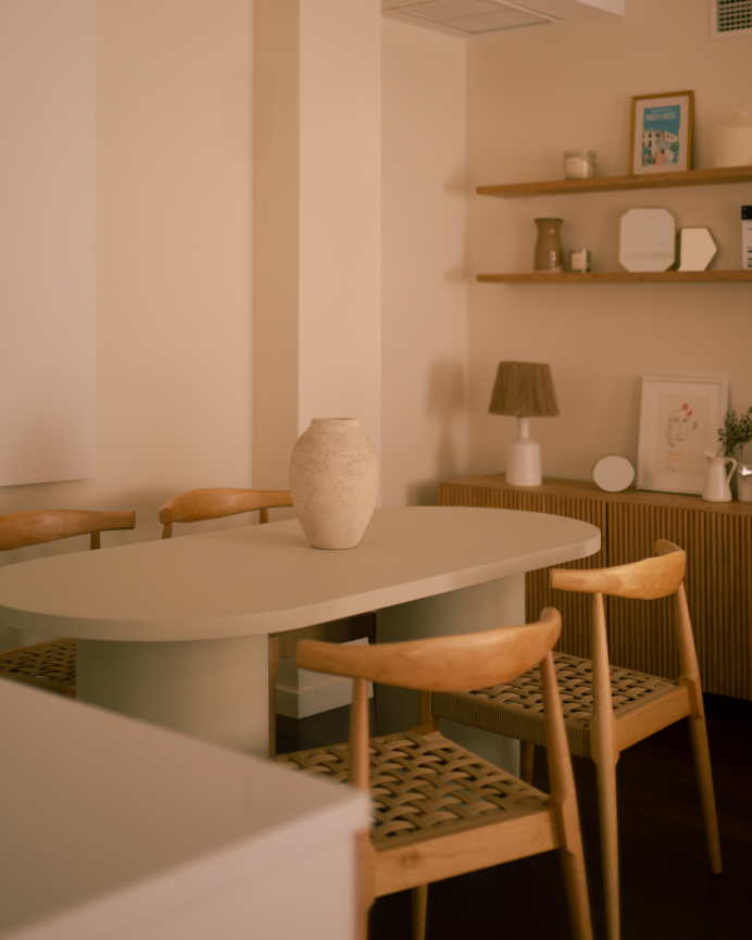 Silla de madera maciza en tono beige de 81cm