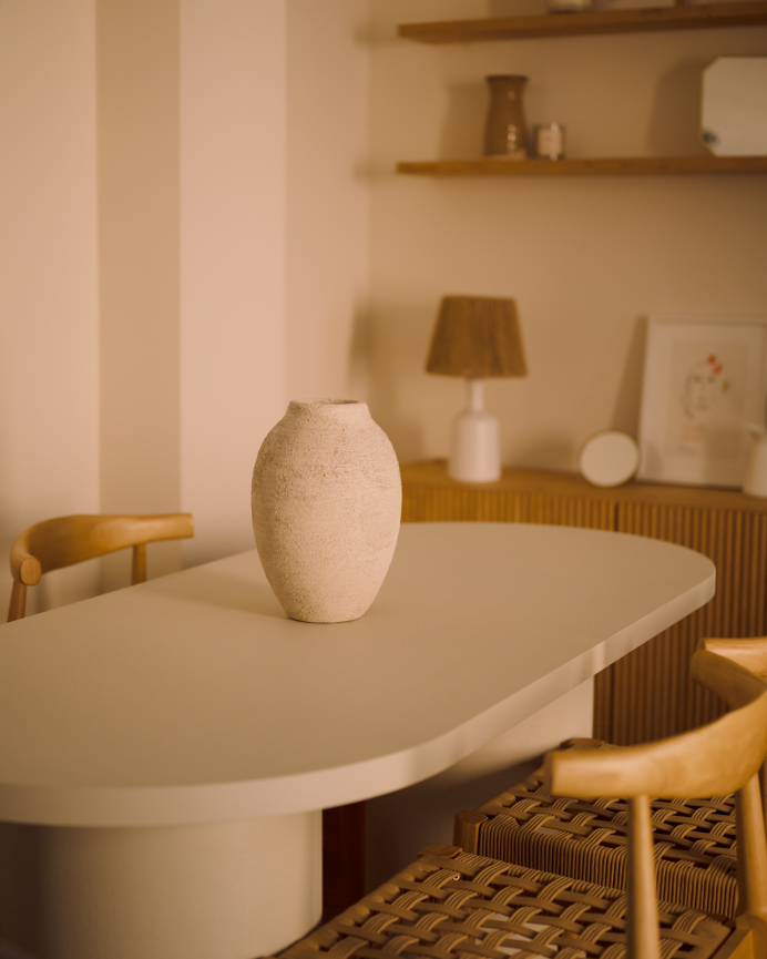 Silla de madera maciza en tono beige de 81cm