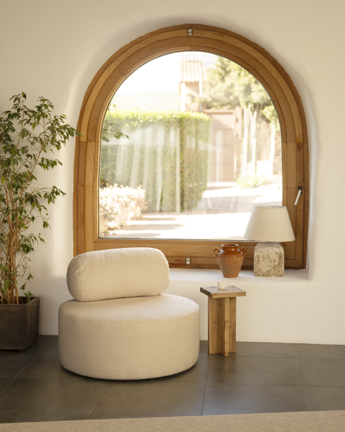 Sillón de bouclé redonda color beige de 91x71cm