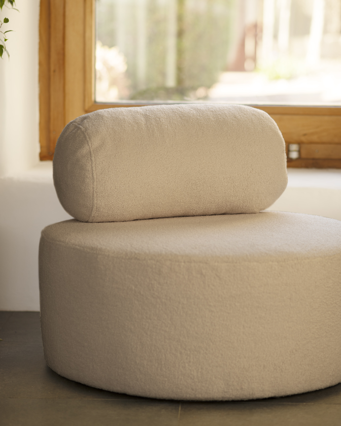Sillón de bouclé redonda color beige de 91x71cm