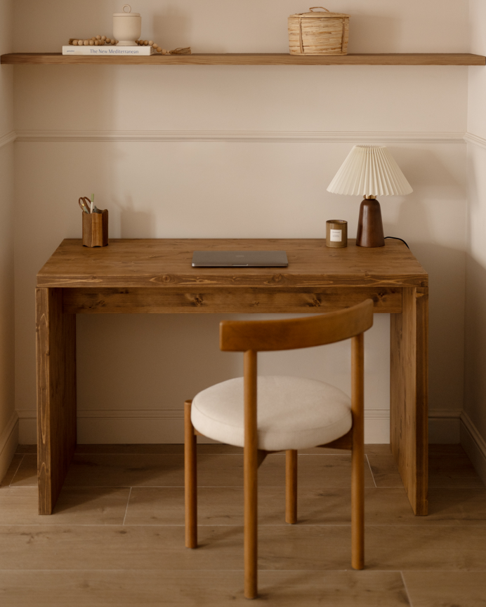 Mesa de escritorio en tono roble oscuro en varias medidas
