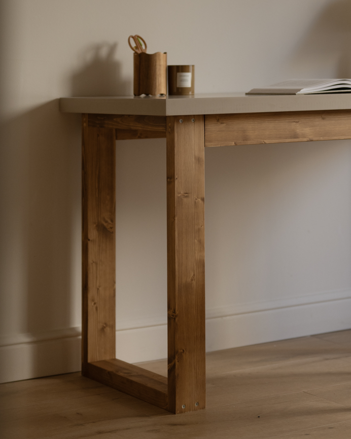 Mesa de escritorio laca beige y patas roble medio en varias medidas