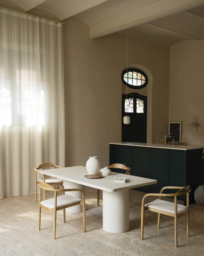 Mesa de comedor rectangular de microcemento en tono beige en varias medidas