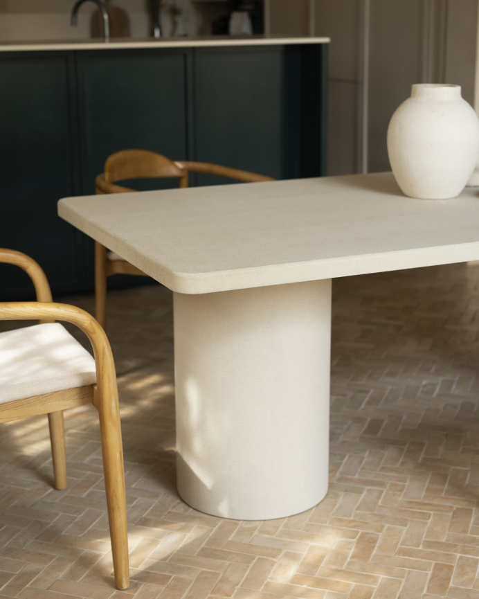 Mesa de comedor rectangular de microcemento en tono beige en varias medidas
