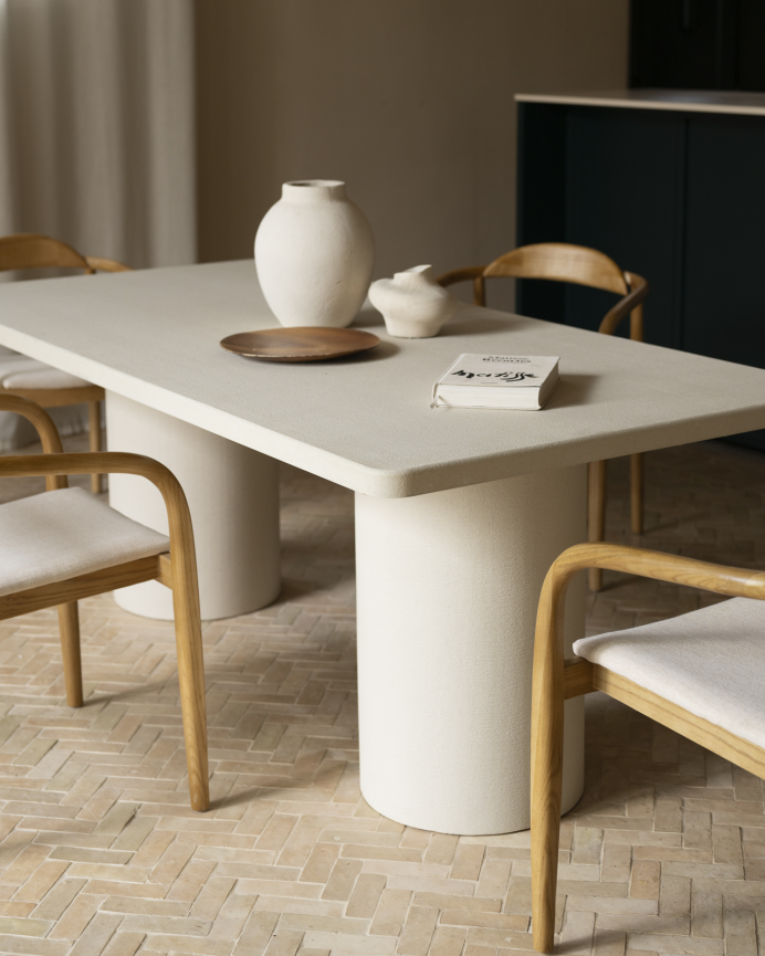 Mesa de comedor rectangular de microcemento en tono beige en varias medidas