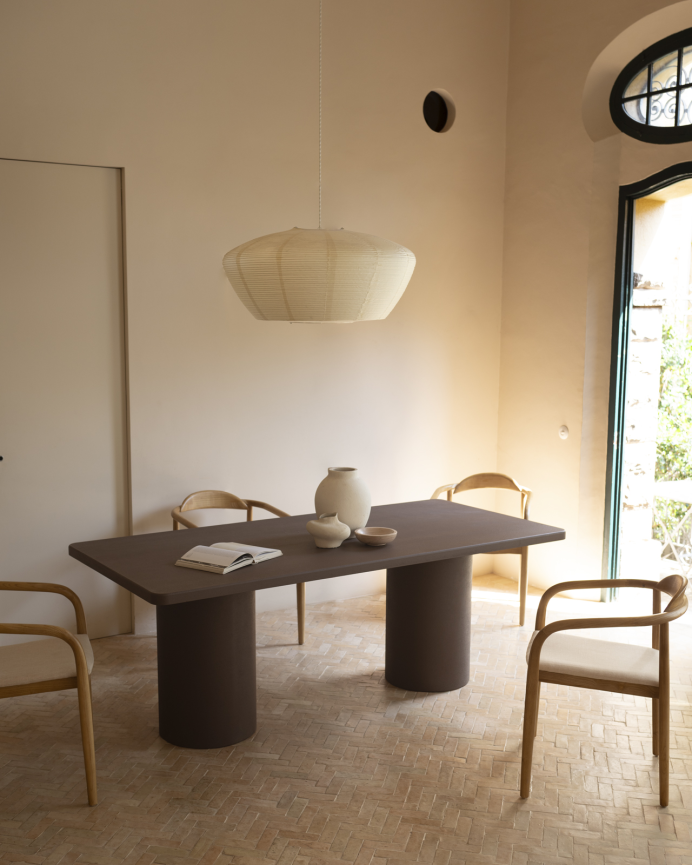 Mesa de comedor rectangular de microcemento en tono marrón en varias medidas