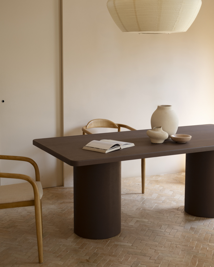 Mesa de comedor rectangular de microcemento en tono marrón en varias medidas