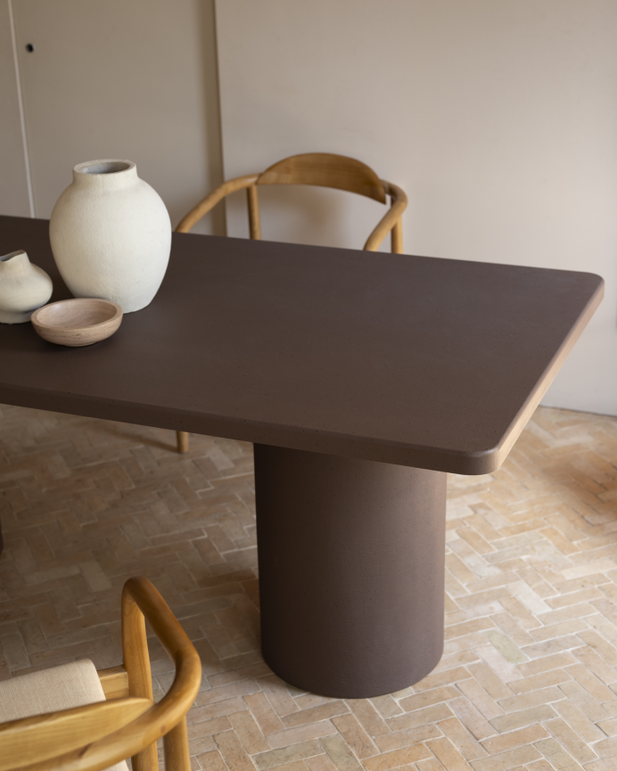 Mesa de comedor rectangular de microcemento en tono marrón en varias medidas