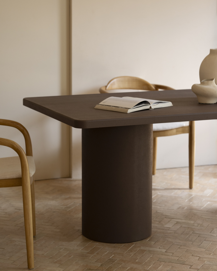 Mesa de comedor rectangular de microcemento en tono marrón en varias medidas